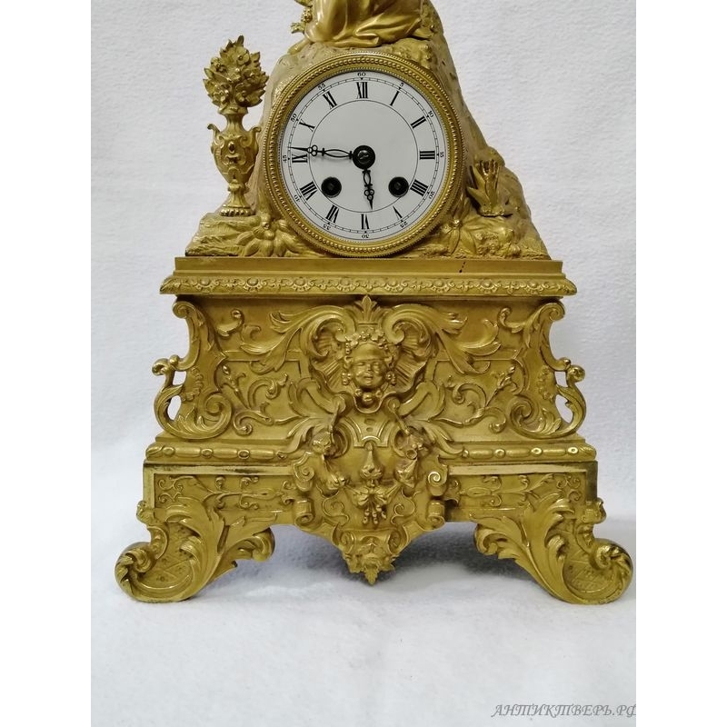 Часы каминные Девушка с бубном. Бронза, золочение. Франция 19 век.