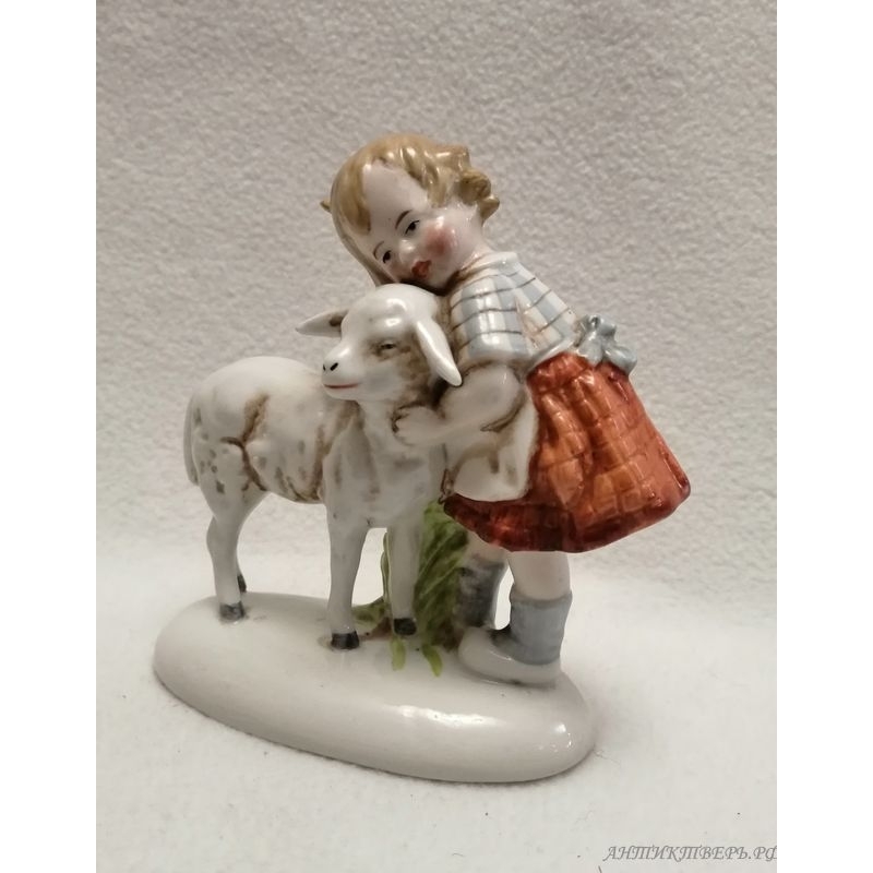Статуэтка Девочка с овечкой. Германия.