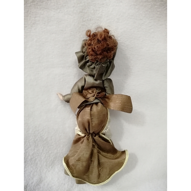 Коллекционная кукла, девушка в коричневом платье.