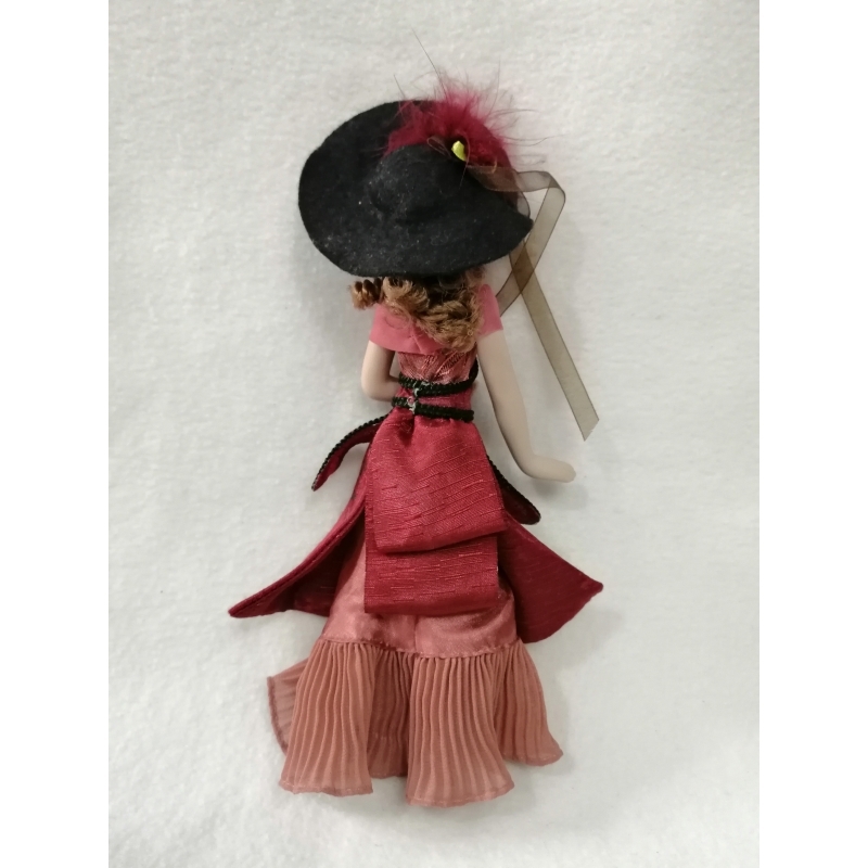 Коллекционная кукла, девушка в бордовом платье.