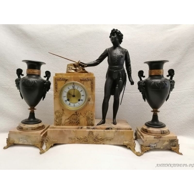 Часы с вазами. Настольные, каминные. Бронза, золочение, шпиатр. Коралловый мрамор. 19 век.