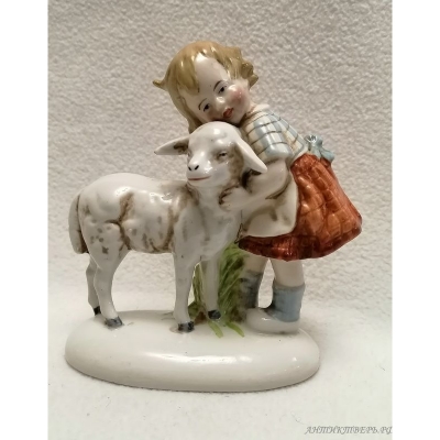Статуэтка Девочка с овечкой. Германия.