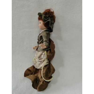 Коллекционная кукла, девушка в коричневом платье.