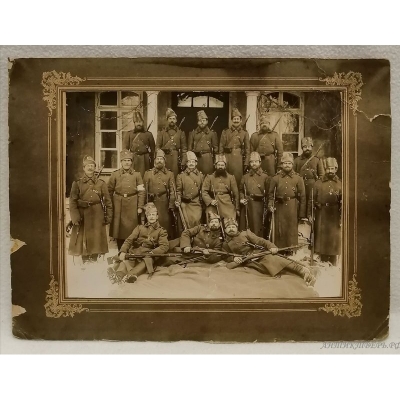 Групповое фото военных с ружьём, атрибуция, до 1917 года.