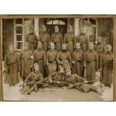 Групповое фото военных с ружьём, атрибуция, до 1917 года.